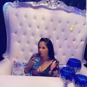 Meet your Posher, Myra